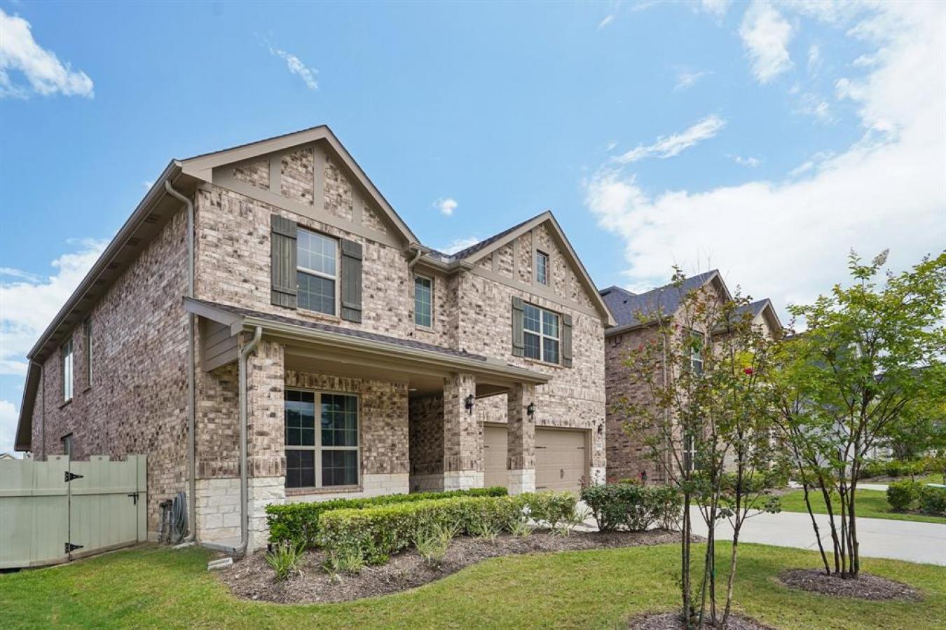 Charming, Modern, and Move-In Ready This stunning 2-story home offers – image 3