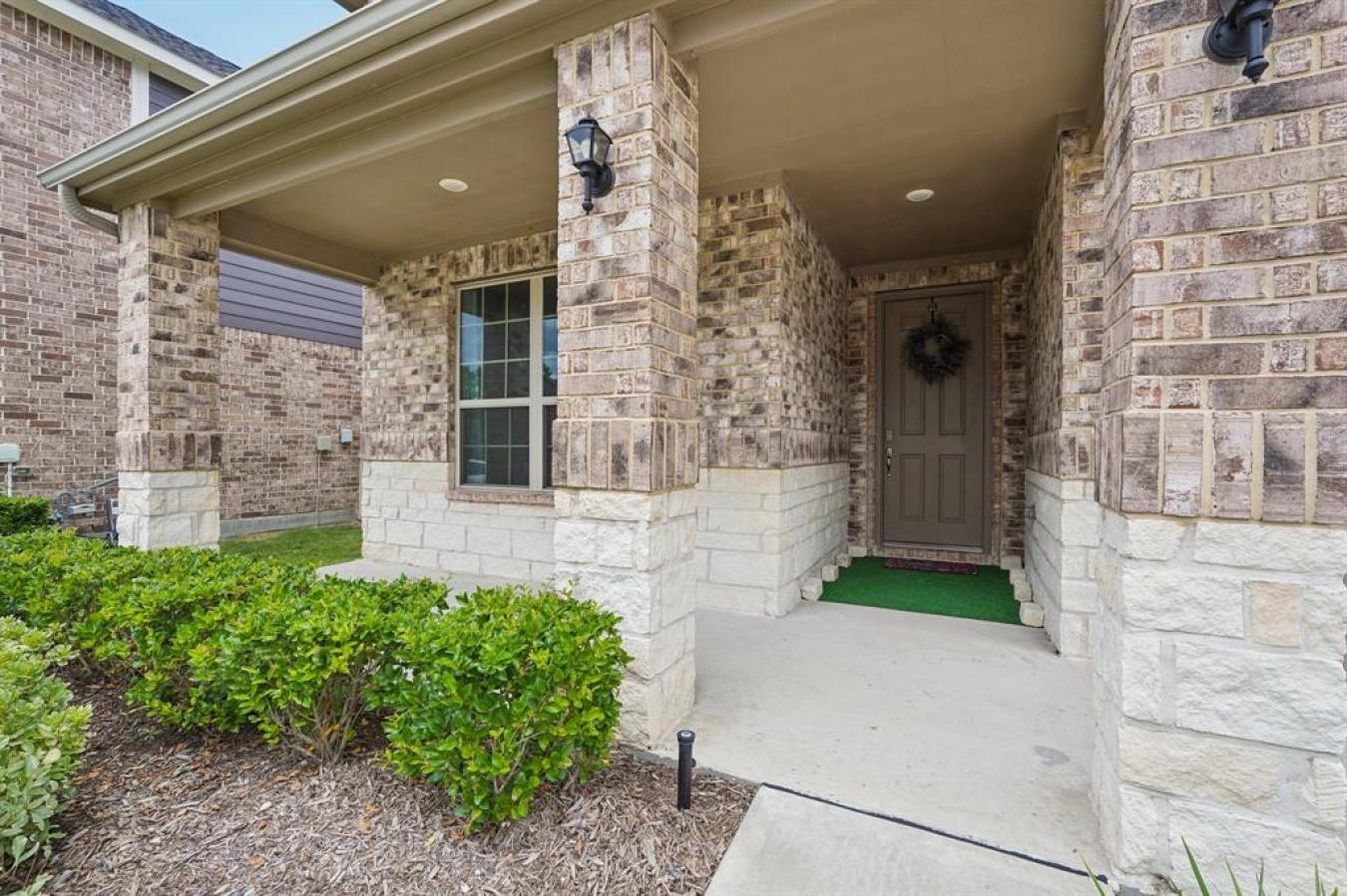 Charming, Modern, and Move-In Ready This stunning 2-story home offers – image 4