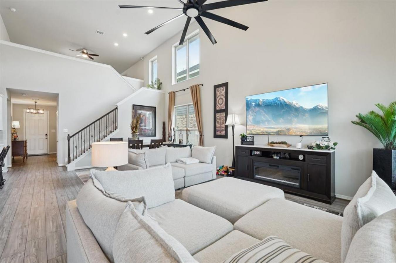 Charming, Modern, and Move-In Ready This stunning 2-story home offers – image 6