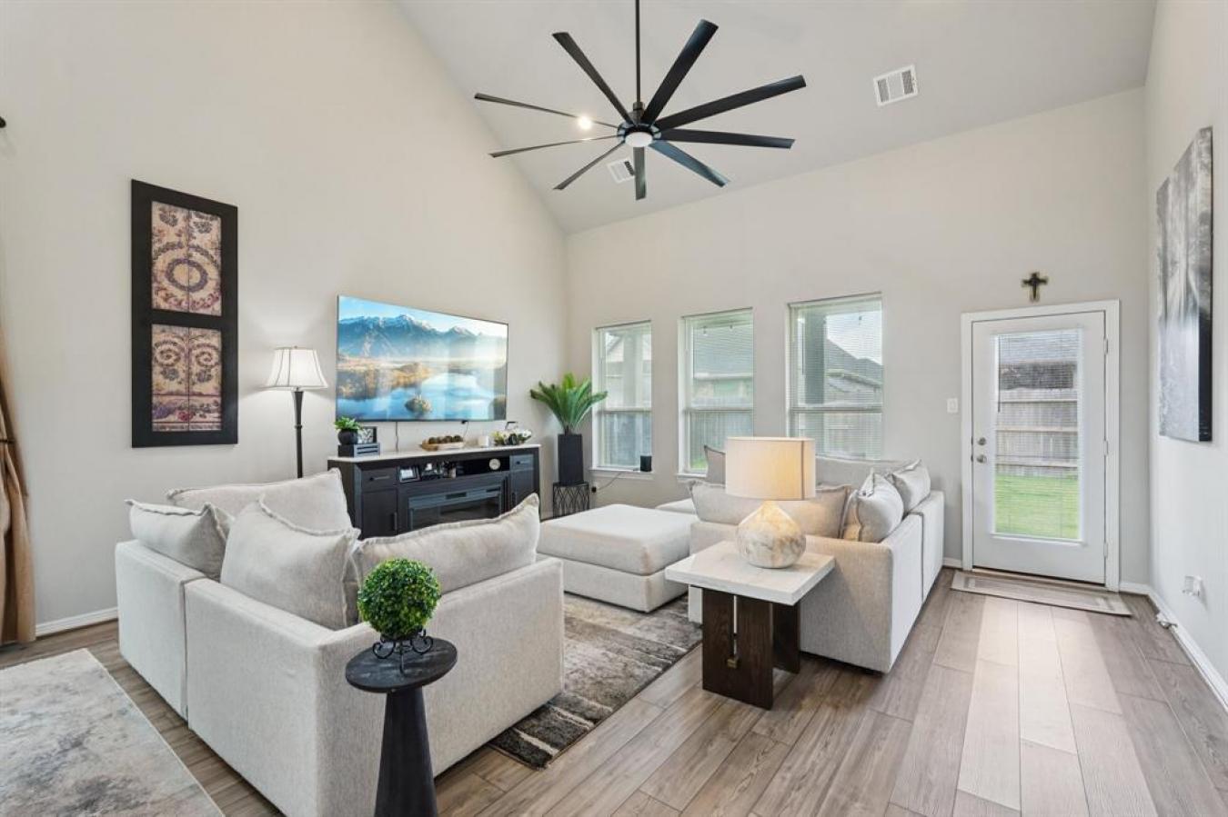 Charming, Modern, and Move-In Ready This stunning 2-story home offers – image 8