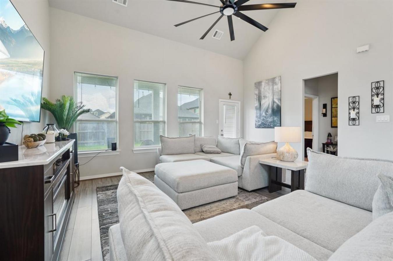 Charming, Modern, and Move-In Ready This stunning 2-story home offers – image 9