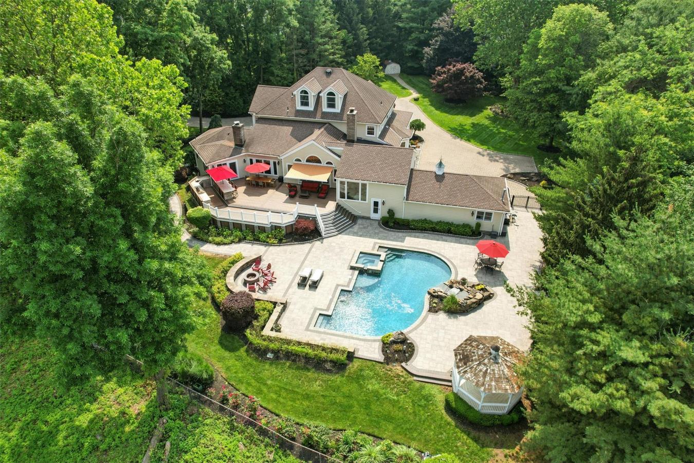 Pearl River, New York, 10965, United States, 5 Bedrooms Bedrooms, ,4 BathroomsBathrooms,Residential,For Sale,1879908