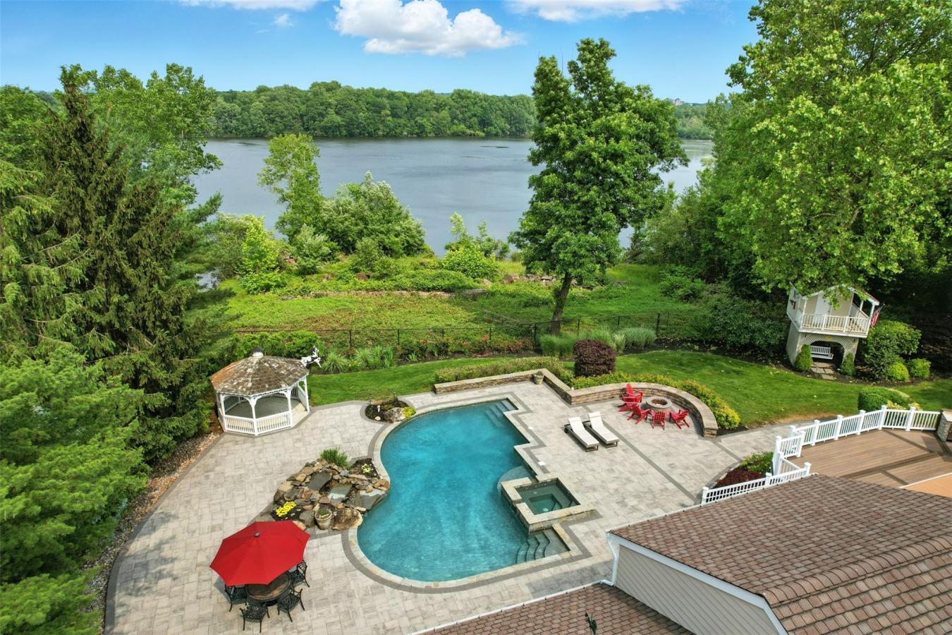 Pearl River, New York, 10965, United States, 5 Bedrooms Bedrooms, ,4 BathroomsBathrooms,Residential,For Sale,1879908