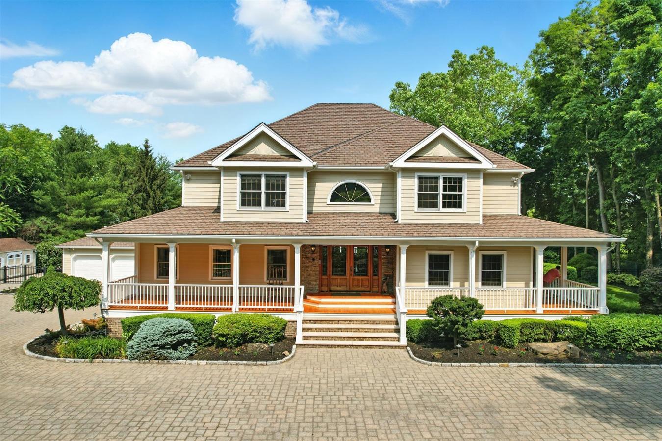 Pearl River, New York, 10965, United States, 5 Bedrooms Bedrooms, ,4 BathroomsBathrooms,Residential,For Sale,1879908