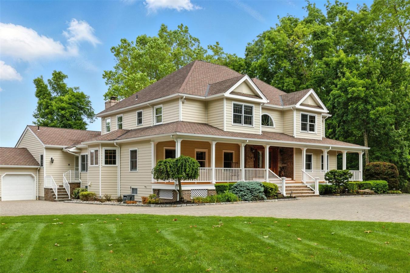 Pearl River, New York, 10965, United States, 5 Bedrooms Bedrooms, ,4 BathroomsBathrooms,Residential,For Sale,1879908