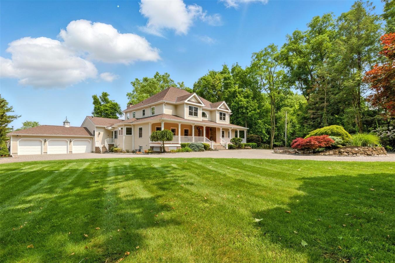 Pearl River, New York, 10965, United States, 5 Bedrooms Bedrooms, ,4 BathroomsBathrooms,Residential,For Sale,1879908