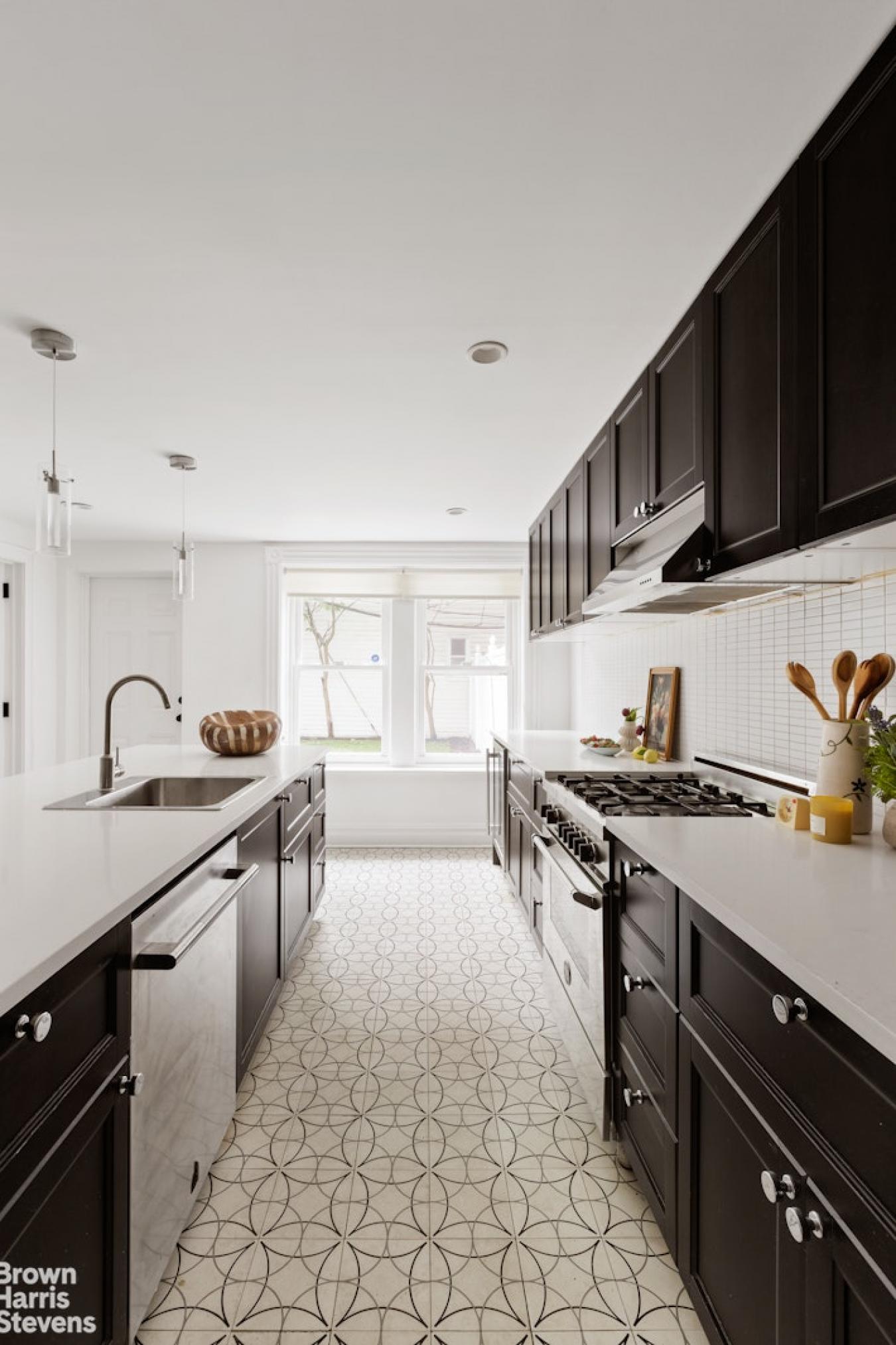 Bushwick, New York, 11207, United States, 4 Bedrooms Bedrooms, ,5 BathroomsBathrooms,Residential,For Sale,1944222