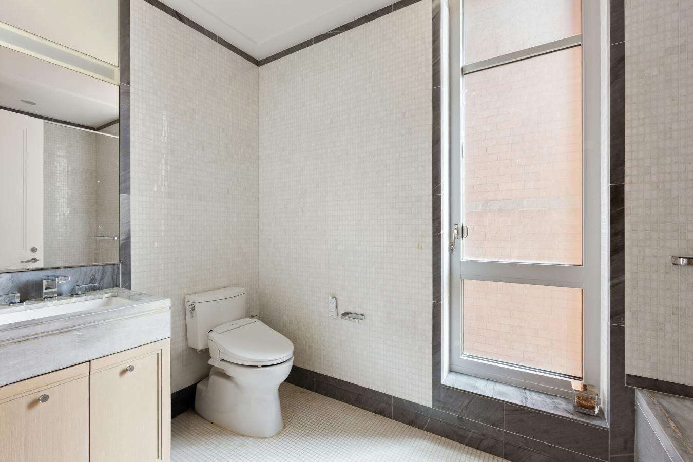 New York, New York, 10128, United States, 3 Bedrooms Bedrooms, ,3 BathroomsBathrooms,Residential,For Sale,1952738