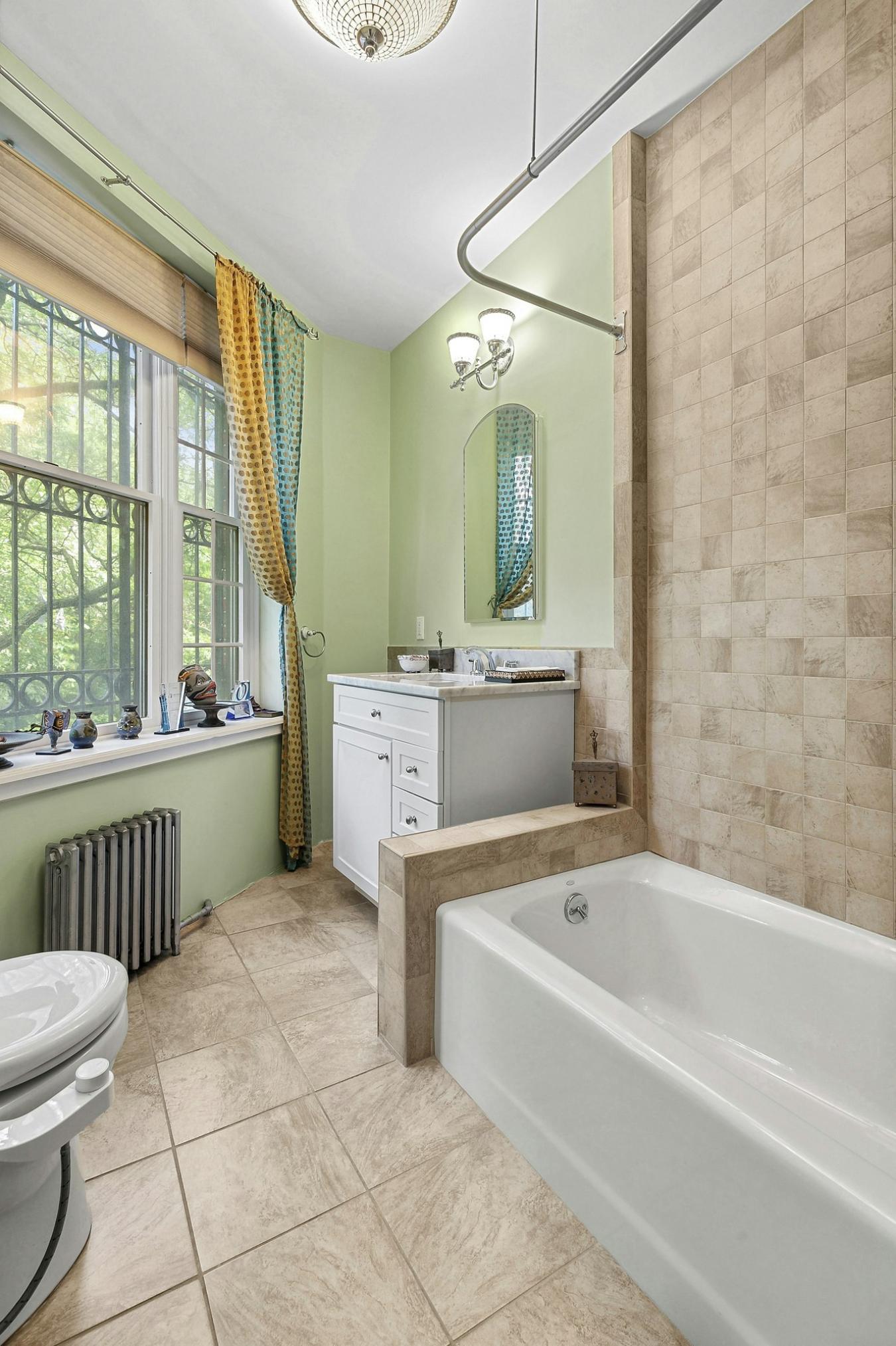 Washington Heights, New York, 10032, United States, 6 Bedrooms Bedrooms, ,4 BathroomsBathrooms,Residential,For Sale,1871861