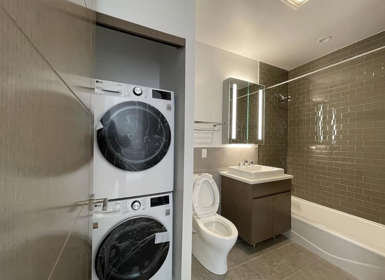 Long Island City, New York, 11101, United States, 1 Bedroom Bedrooms, ,1 BathroomBathrooms,Residential,For Sale,1871845
