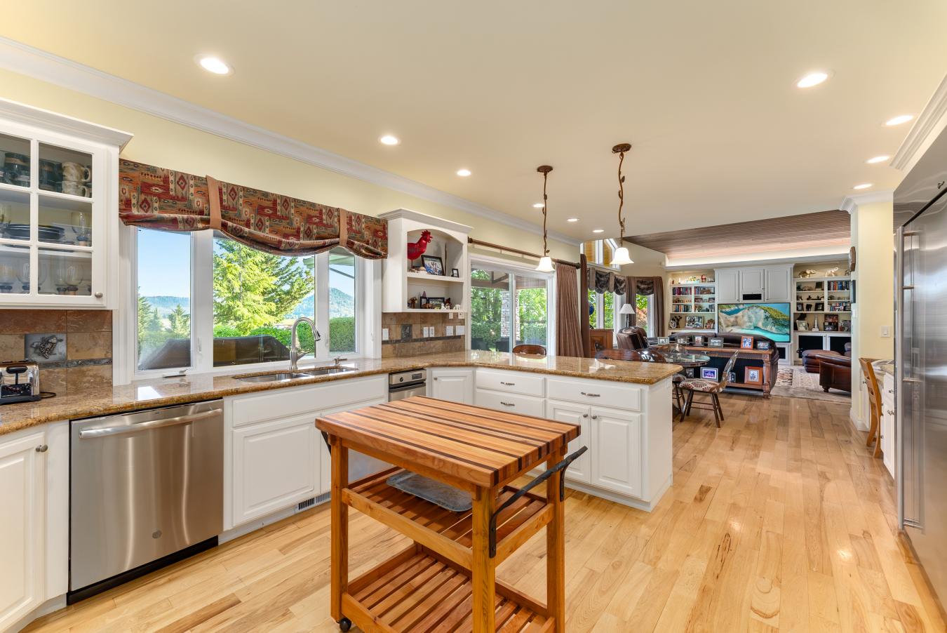 Roseburg, Douglas, 97471, United States, 3 Bedrooms Bedrooms, ,3 BathroomsBathrooms,Residential,For Sale,1877663