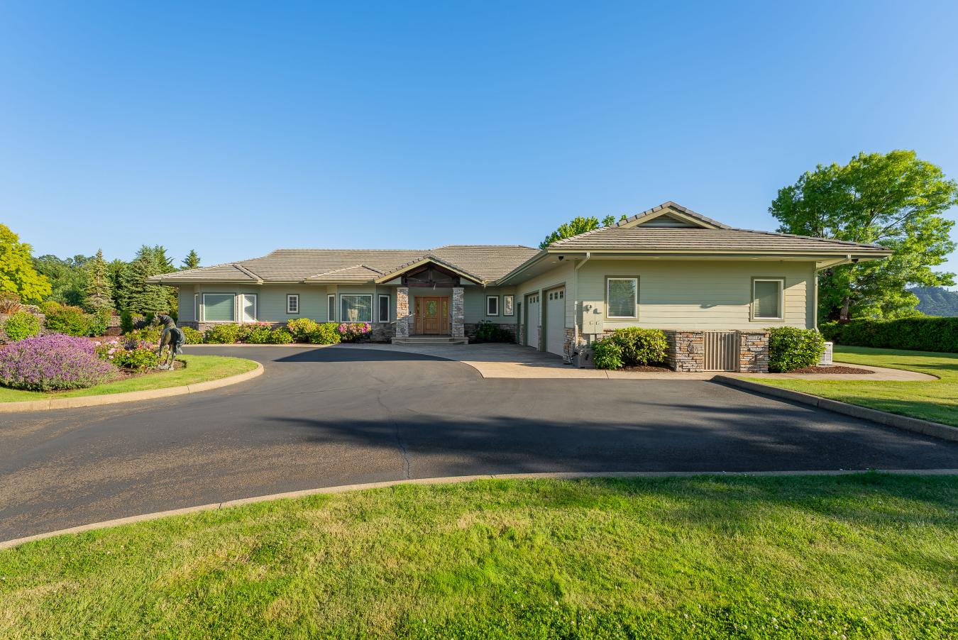 Roseburg, Douglas, 97471, United States, 3 Bedrooms Bedrooms, ,3 BathroomsBathrooms,Residential,For Sale,1877663