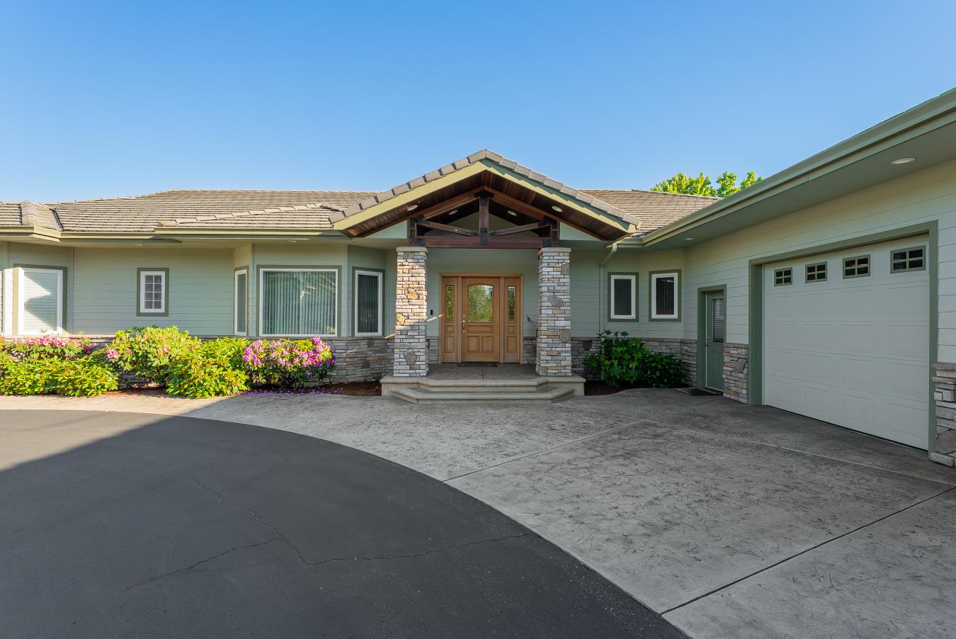 Roseburg, Douglas, 97471, United States, 3 Bedrooms Bedrooms, ,3 BathroomsBathrooms,Residential,For Sale,1877663