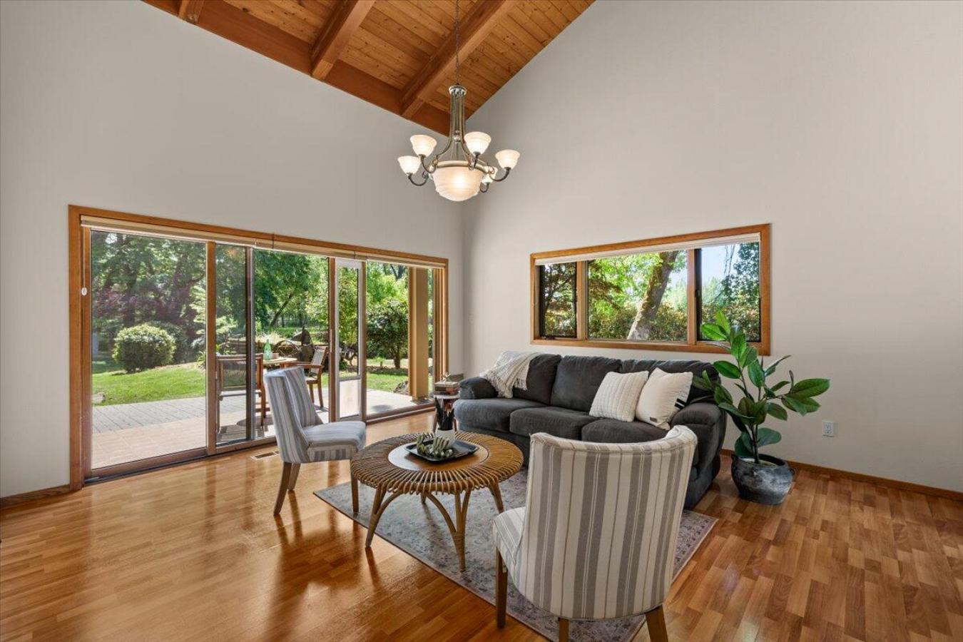 Eagle Point, Jackson, 97524, United States, 3 Bedrooms Bedrooms, ,2 BathroomsBathrooms,Residential,For Sale,1886724