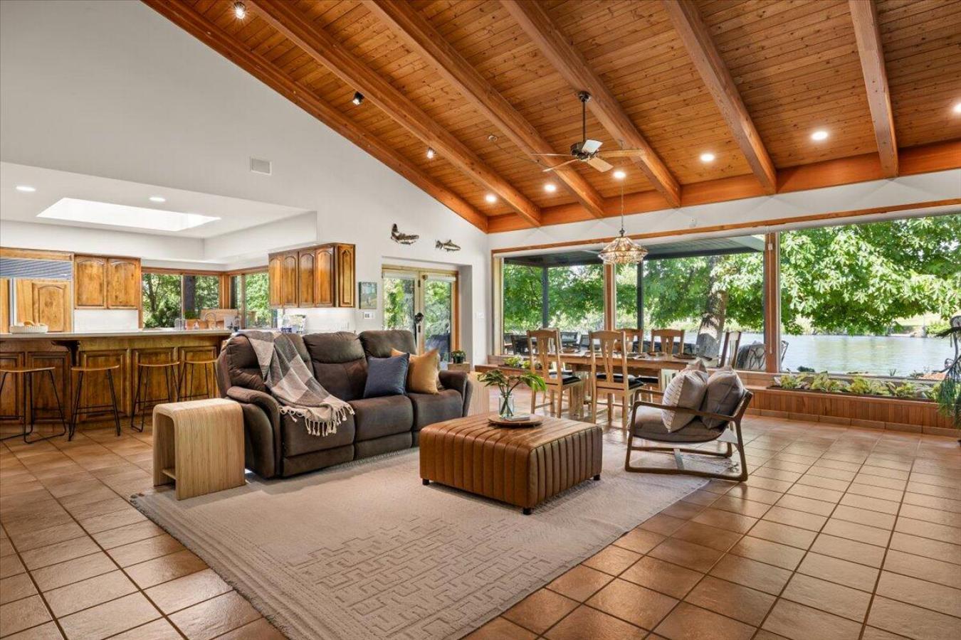 Eagle Point, Jackson, 97524, United States, 3 Bedrooms Bedrooms, ,2 BathroomsBathrooms,Residential,For Sale,1886724