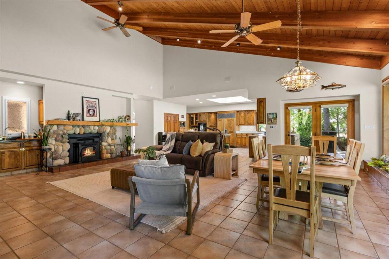 Eagle Point, Jackson, 97524, United States, 3 Bedrooms Bedrooms, ,2 BathroomsBathrooms,Residential,For Sale,1886724