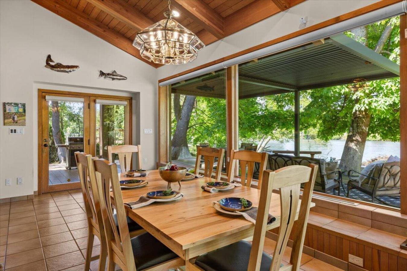 Eagle Point, Jackson, 97524, United States, 3 Bedrooms Bedrooms, ,2 BathroomsBathrooms,Residential,For Sale,1886724