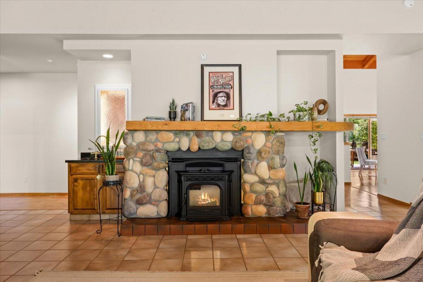 Eagle Point, Jackson, 97524, United States, 3 Bedrooms Bedrooms, ,2 BathroomsBathrooms,Residential,For Sale,1886724