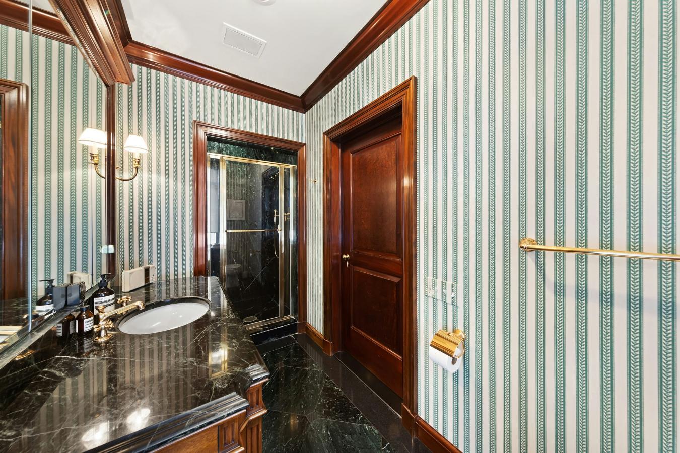 New York, New York, 10022, United States, 6 Bedrooms Bedrooms, ,5 BathroomsBathrooms,Residential,For Sale,1879904
