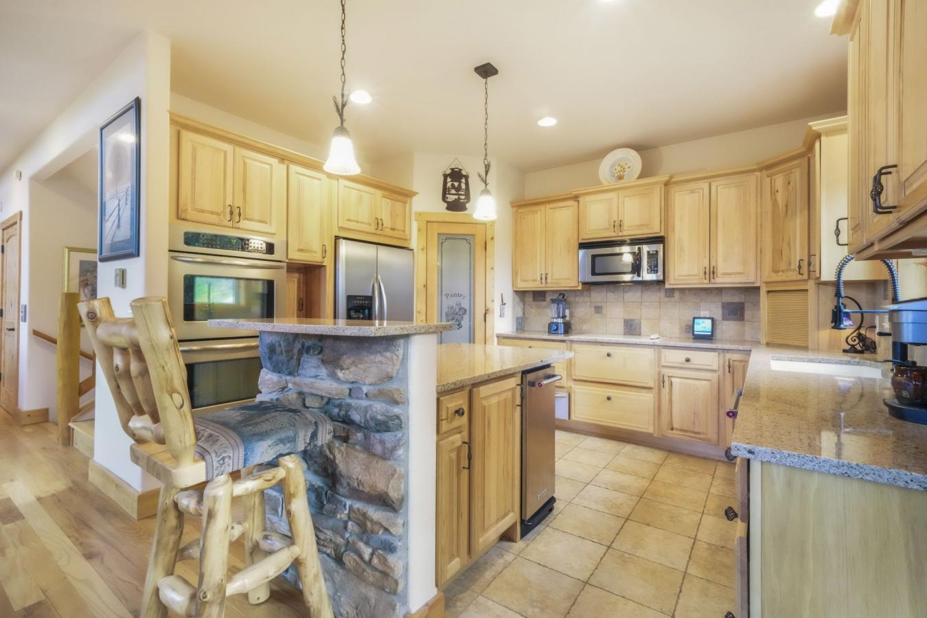 Florissant, Teller, 80816, United States, 3 Bedrooms Bedrooms, ,3 BathroomsBathrooms,Residential,For Sale,1888393