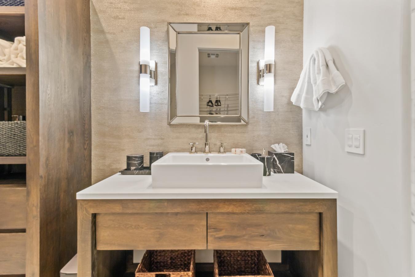 Phoenix, Maricopa, 85016, United States, 4 Bedrooms Bedrooms, ,4 BathroomsBathrooms,Residential,For Sale,1880084