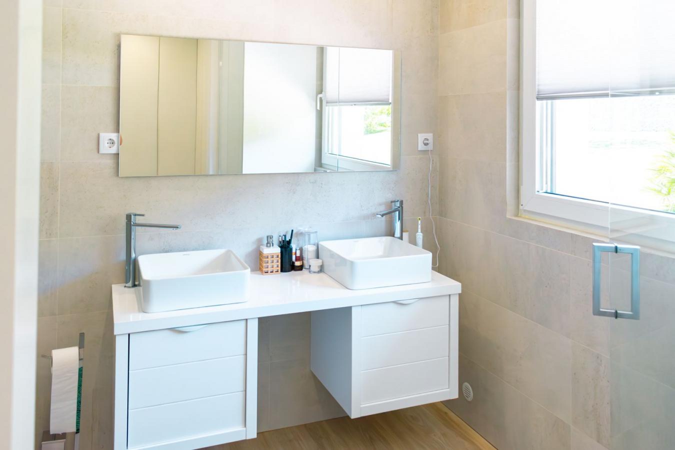 Lamego, Portugal, 5100, Portugal, 3 Bedrooms Bedrooms, ,4 BathroomsBathrooms,Residential,For Sale,1888373