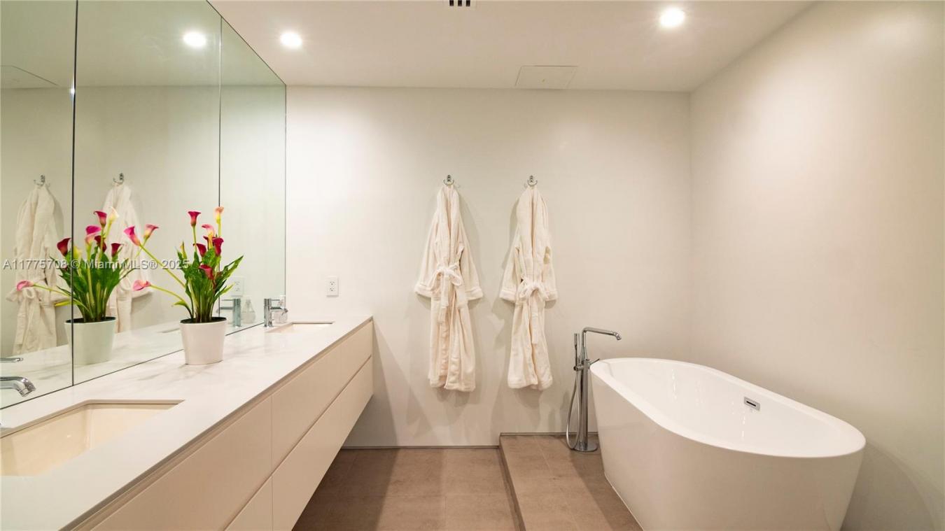 Miami Beach, Florida, 33139, United States, 5 Bedrooms Bedrooms, ,4 BathroomsBathrooms,Residential,For Sale,1880240