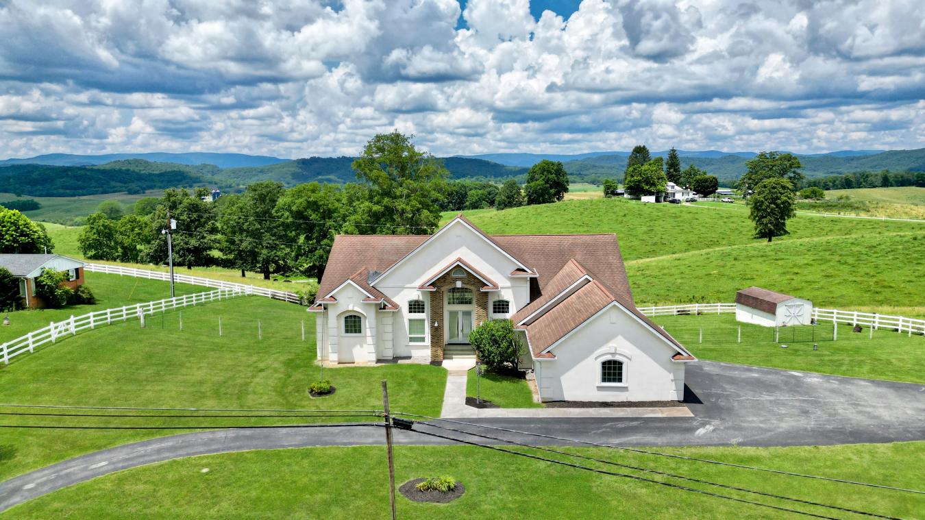 Maxwelton, West Virginia, 24957, United States, 6 Bedrooms Bedrooms, ,4 BathroomsBathrooms,Residential,For Sale,1889253