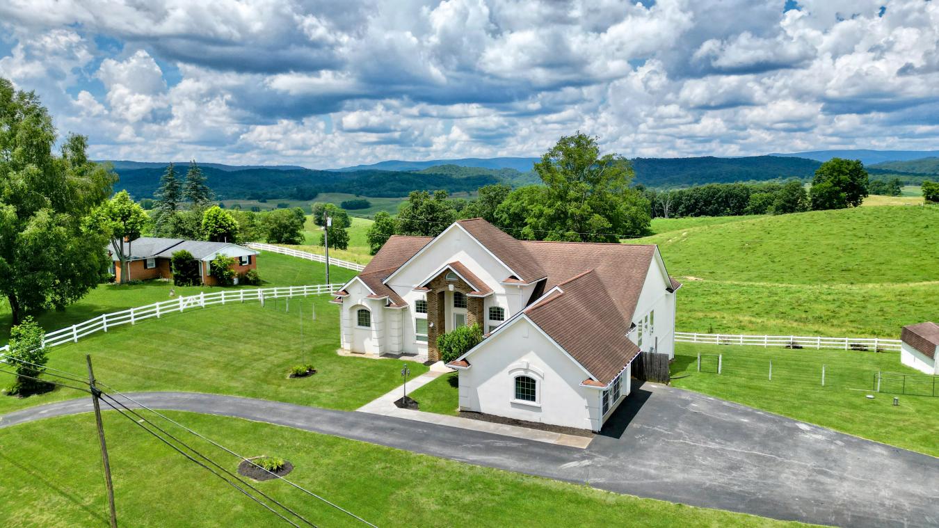 Maxwelton, West Virginia, 24957, United States, 6 Bedrooms Bedrooms, ,4 BathroomsBathrooms,Residential,For Sale,1889253