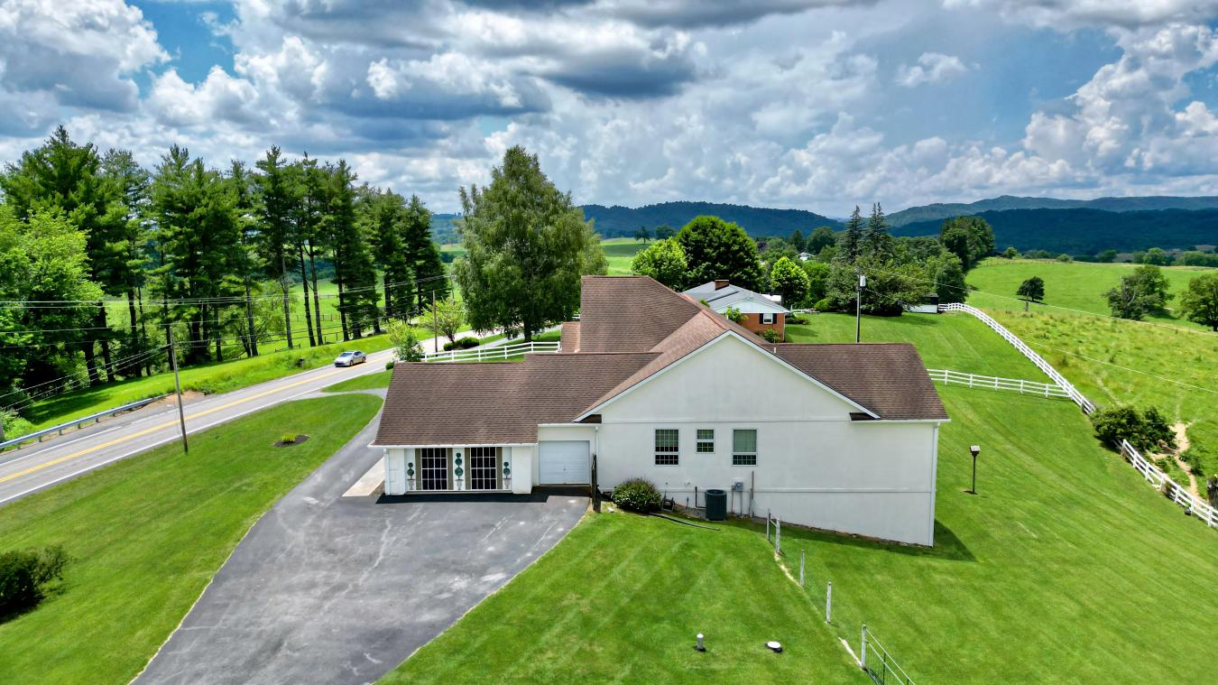 Maxwelton, West Virginia, 24957, United States, 6 Bedrooms Bedrooms, ,4 BathroomsBathrooms,Residential,For Sale,1889253