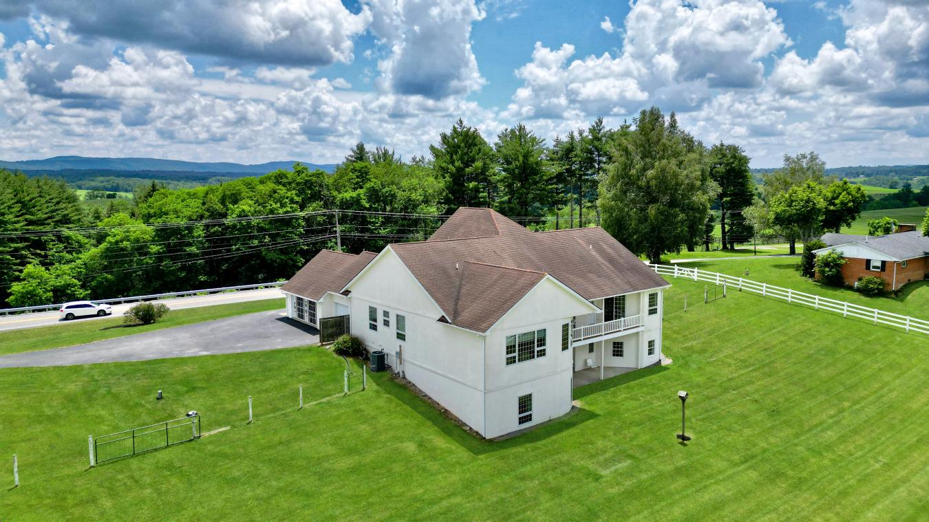 Maxwelton, West Virginia, 24957, United States, 6 Bedrooms Bedrooms, ,4 BathroomsBathrooms,Residential,For Sale,1889253