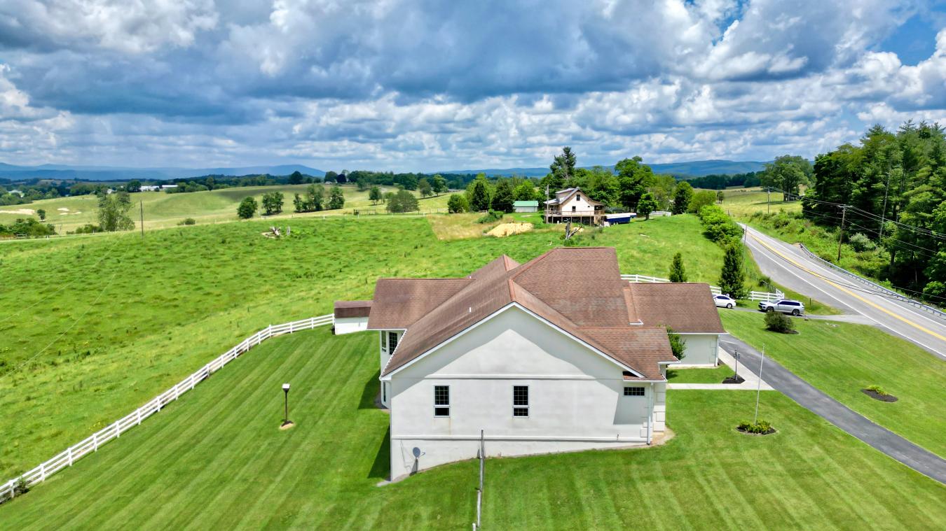 Maxwelton, West Virginia, 24957, United States, 6 Bedrooms Bedrooms, ,4 BathroomsBathrooms,Residential,For Sale,1889253