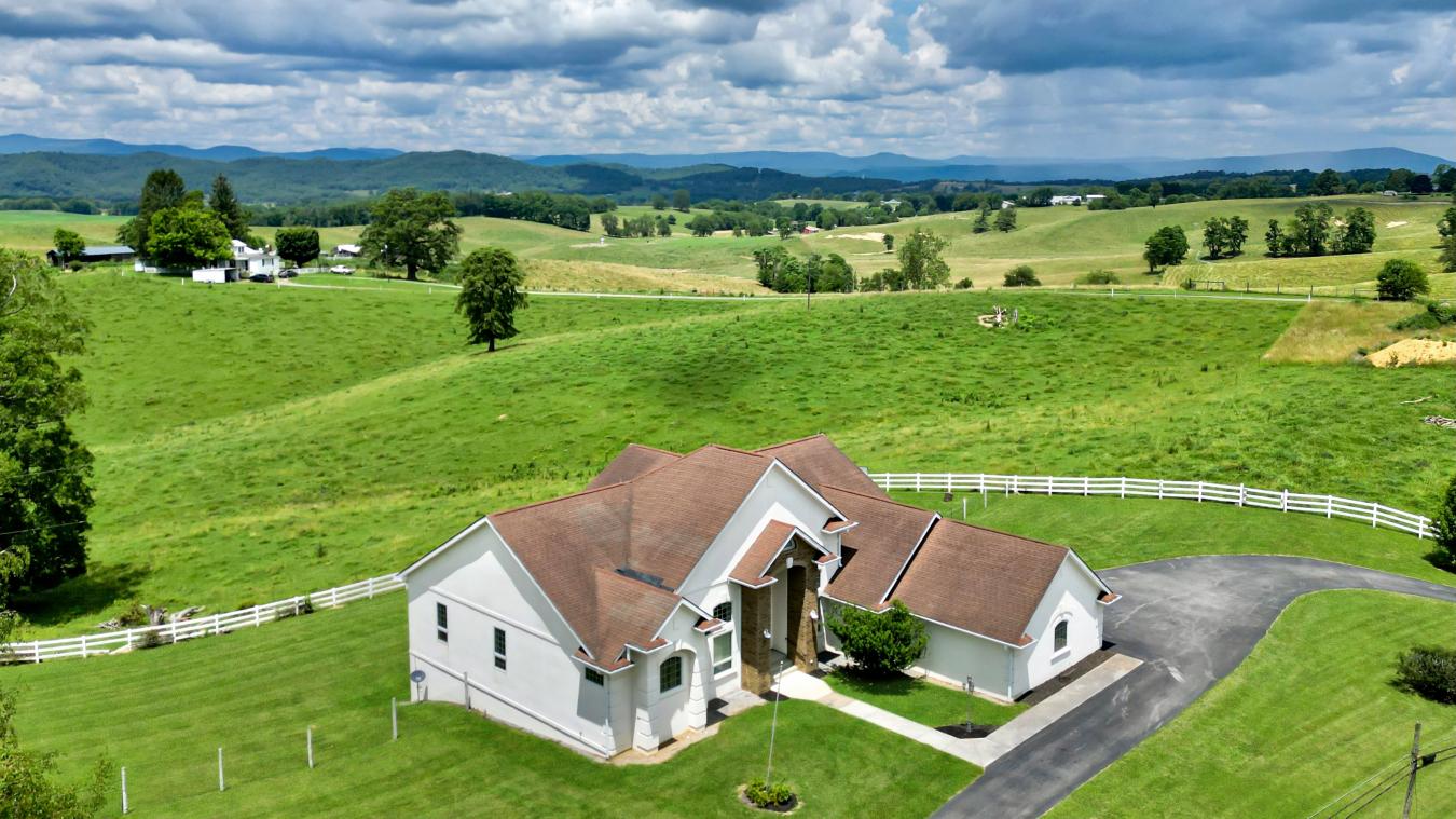 Maxwelton, West Virginia, 24957, United States, 6 Bedrooms Bedrooms, ,4 BathroomsBathrooms,Residential,For Sale,1889253