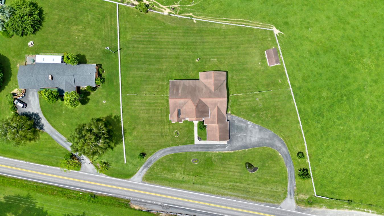 Maxwelton, West Virginia, 24957, United States, 6 Bedrooms Bedrooms, ,4 BathroomsBathrooms,Residential,For Sale,1889253