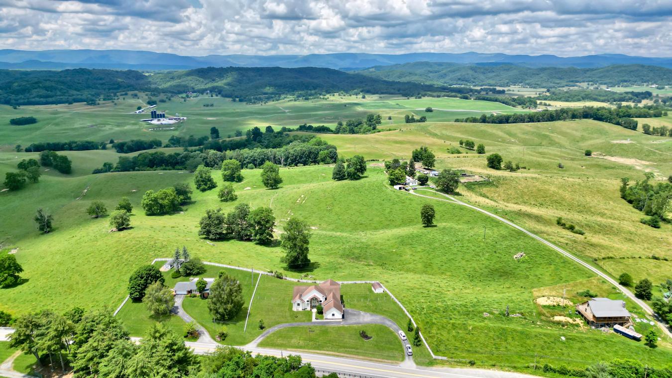 Maxwelton, West Virginia, 24957, United States, 6 Bedrooms Bedrooms, ,4 BathroomsBathrooms,Residential,For Sale,1889253