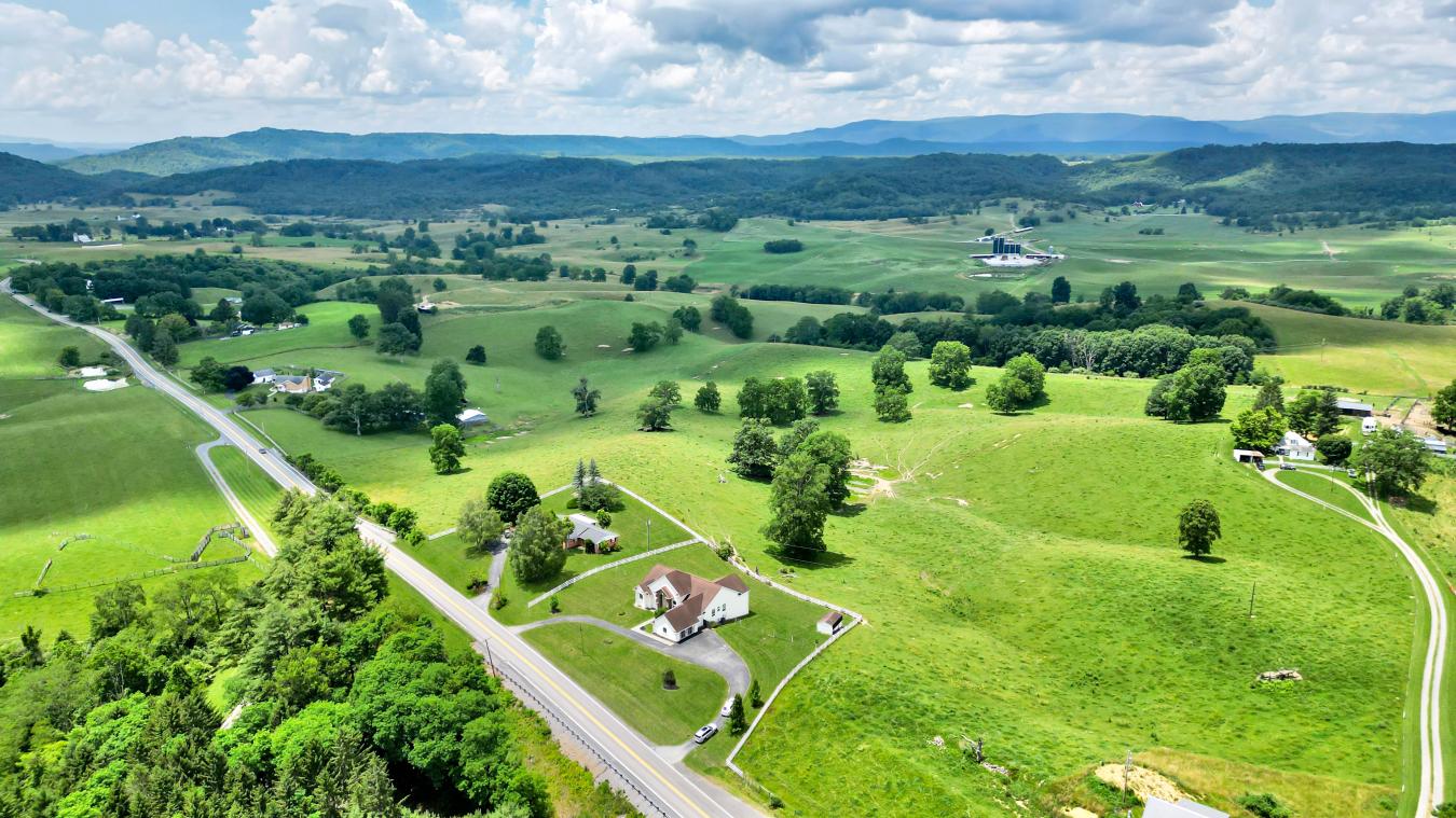 Maxwelton, West Virginia, 24957, United States, 6 Bedrooms Bedrooms, ,4 BathroomsBathrooms,Residential,For Sale,1889253