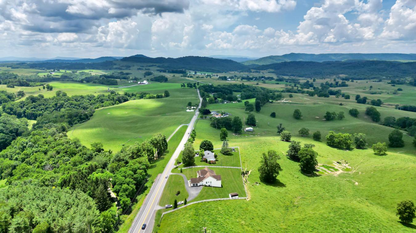 Maxwelton, West Virginia, 24957, United States, 6 Bedrooms Bedrooms, ,4 BathroomsBathrooms,Residential,For Sale,1889253