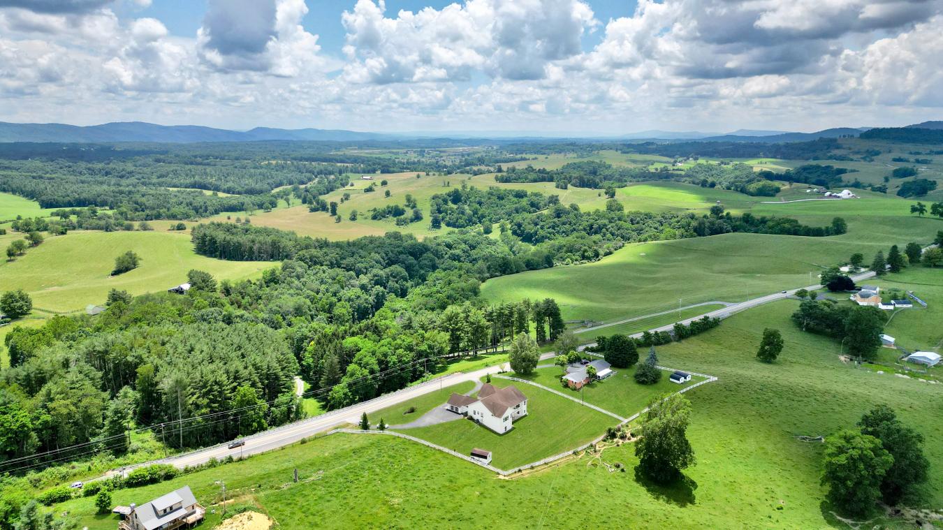 Maxwelton, West Virginia, 24957, United States, 6 Bedrooms Bedrooms, ,4 BathroomsBathrooms,Residential,For Sale,1889253