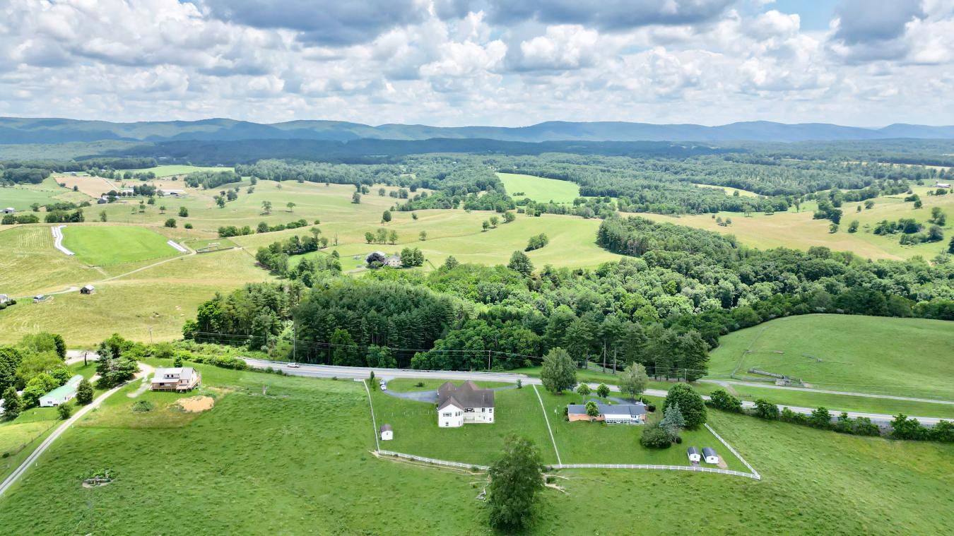 Maxwelton, West Virginia, 24957, United States, 6 Bedrooms Bedrooms, ,4 BathroomsBathrooms,Residential,For Sale,1889253