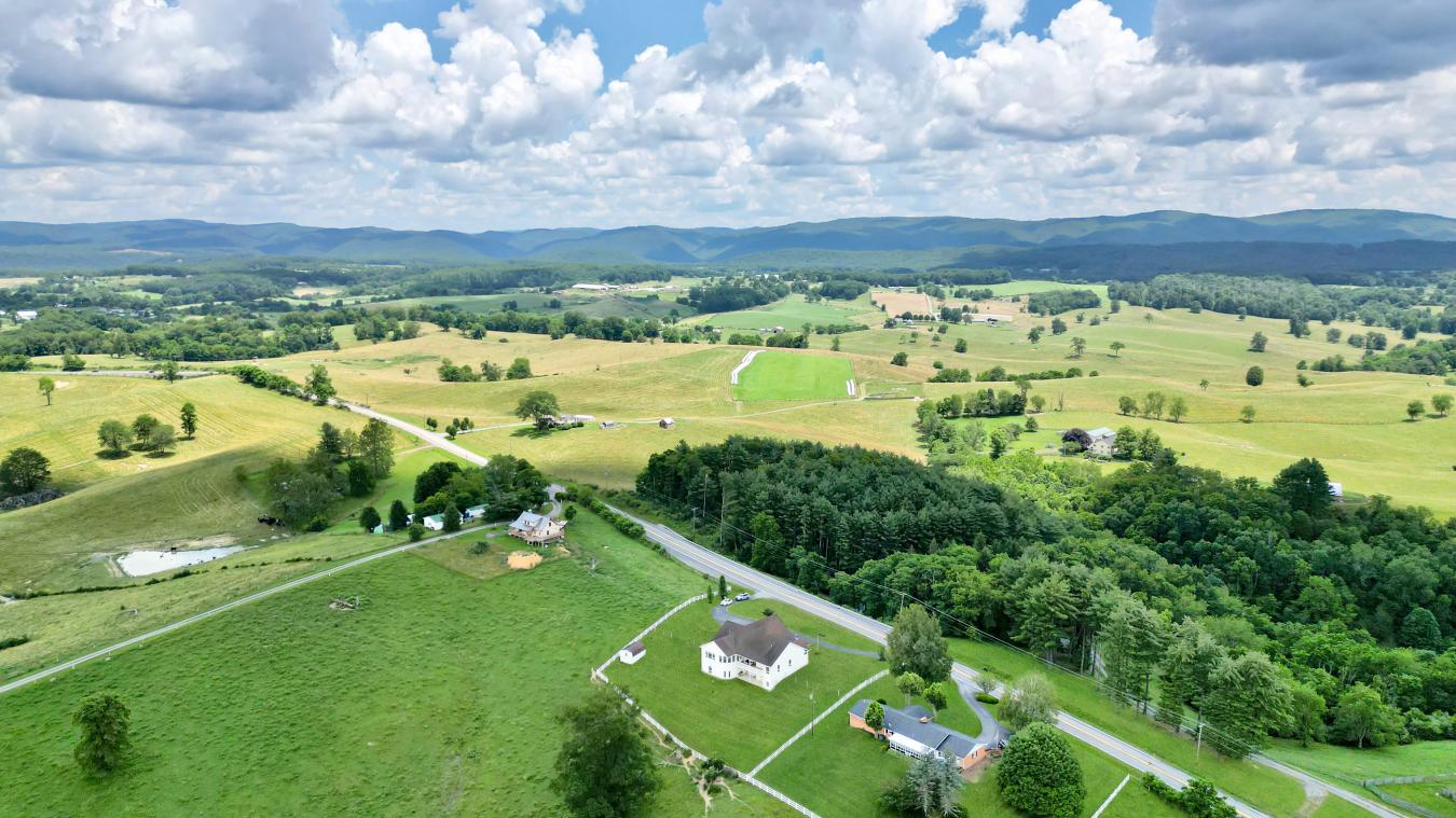 Maxwelton, West Virginia, 24957, United States, 6 Bedrooms Bedrooms, ,4 BathroomsBathrooms,Residential,For Sale,1889253