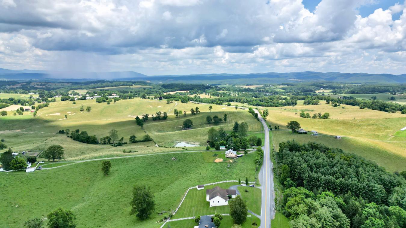 Maxwelton, West Virginia, 24957, United States, 6 Bedrooms Bedrooms, ,4 BathroomsBathrooms,Residential,For Sale,1889253