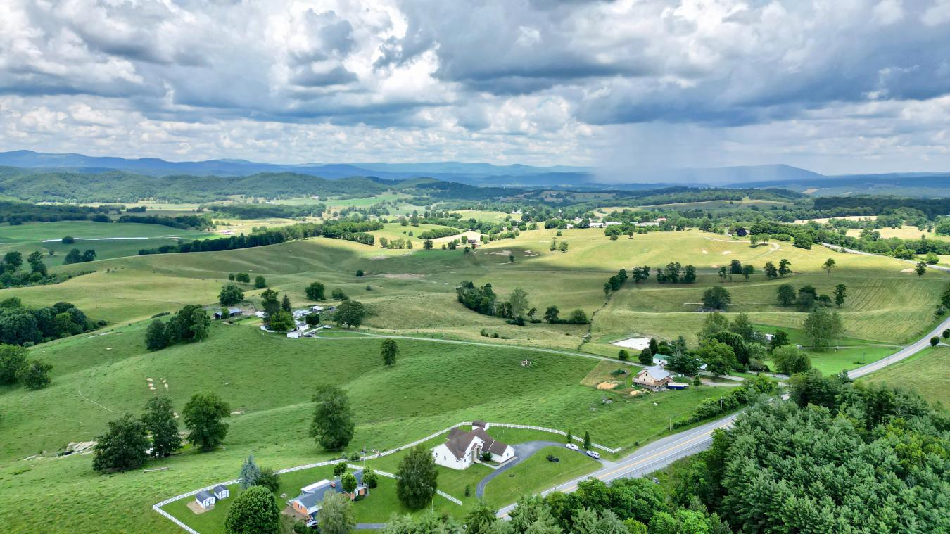 Maxwelton, West Virginia, 24957, United States, 6 Bedrooms Bedrooms, ,4 BathroomsBathrooms,Residential,For Sale,1889253