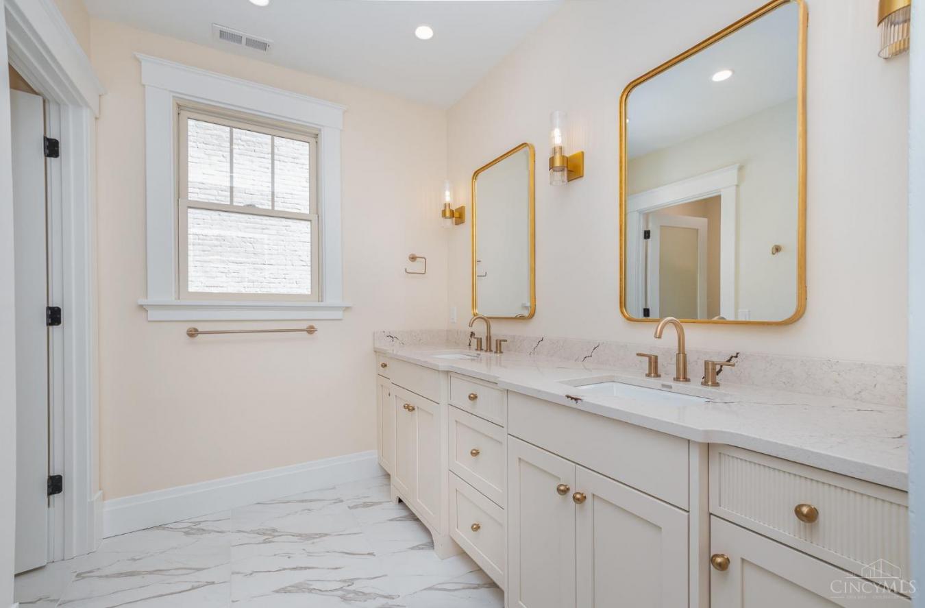 Cincinnati, Ohio, 45202, United States, 3 Bedrooms Bedrooms, ,3 BathroomsBathrooms,Residential,For Sale,1889239