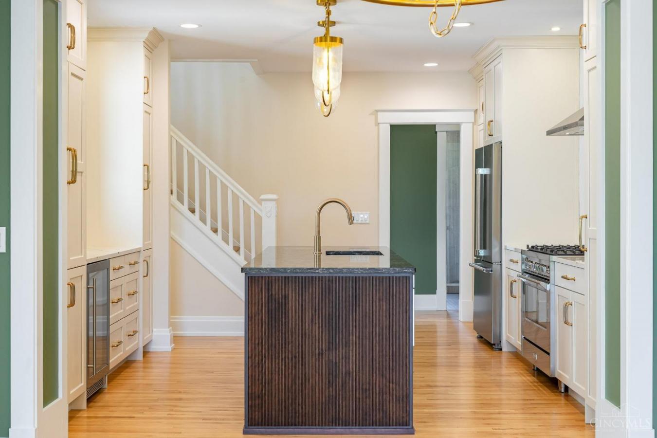 Cincinnati, Ohio, 45202, United States, 3 Bedrooms Bedrooms, ,3 BathroomsBathrooms,Residential,For Sale,1889239