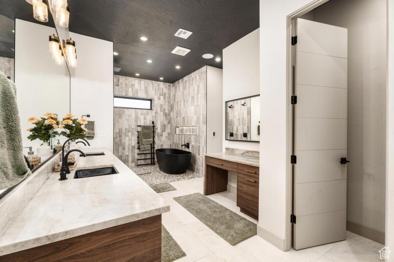 Leeds, Utah, 84746, United States, 4 Bedrooms Bedrooms, ,4 BathroomsBathrooms,Residential,For Sale,1889471