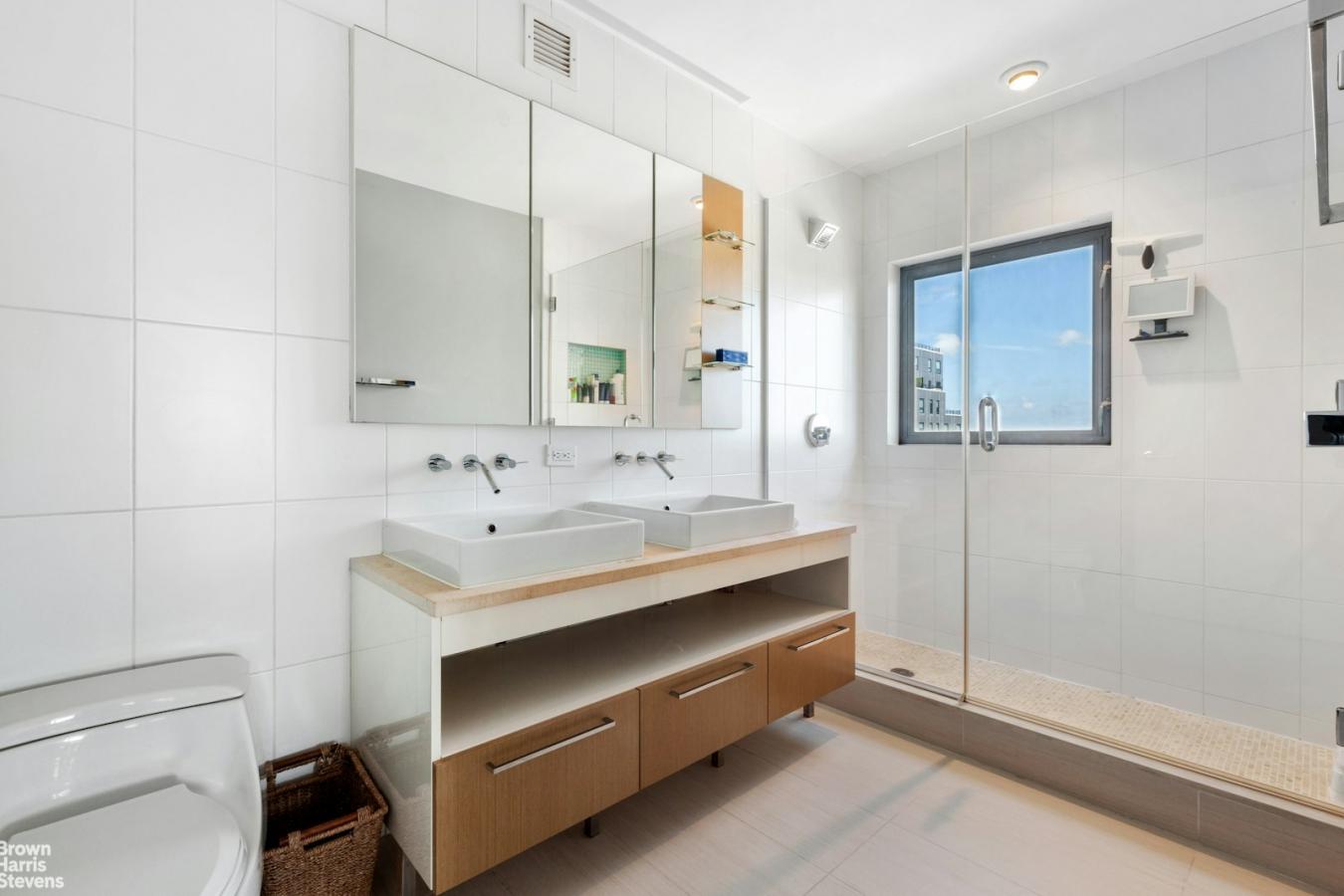 Long Island City, New York, 11101, United States, 2 Bedrooms Bedrooms, ,2 BathroomsBathrooms,Residential,For Sale,1888336