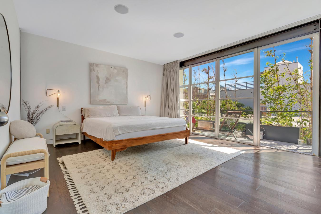 Venice, California, 90291, United States, 2 Bedrooms Bedrooms, ,2 BathroomsBathrooms,Residential,For Sale,1888332