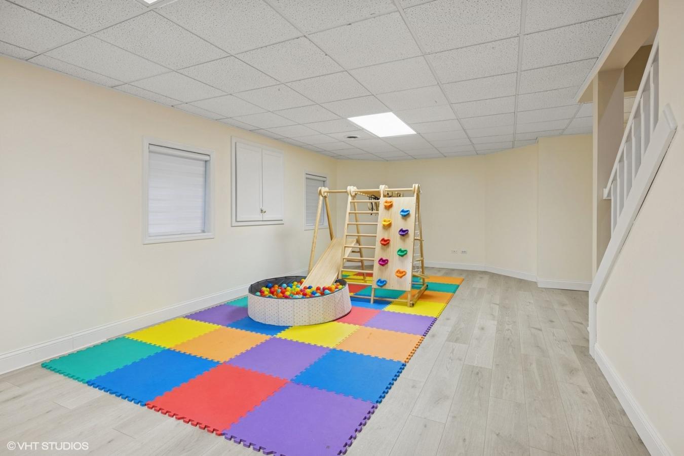 Libertyville, Illinois, 60048, United States, 4 Bedrooms Bedrooms, ,3 BathroomsBathrooms,Residential,For Sale,1892334