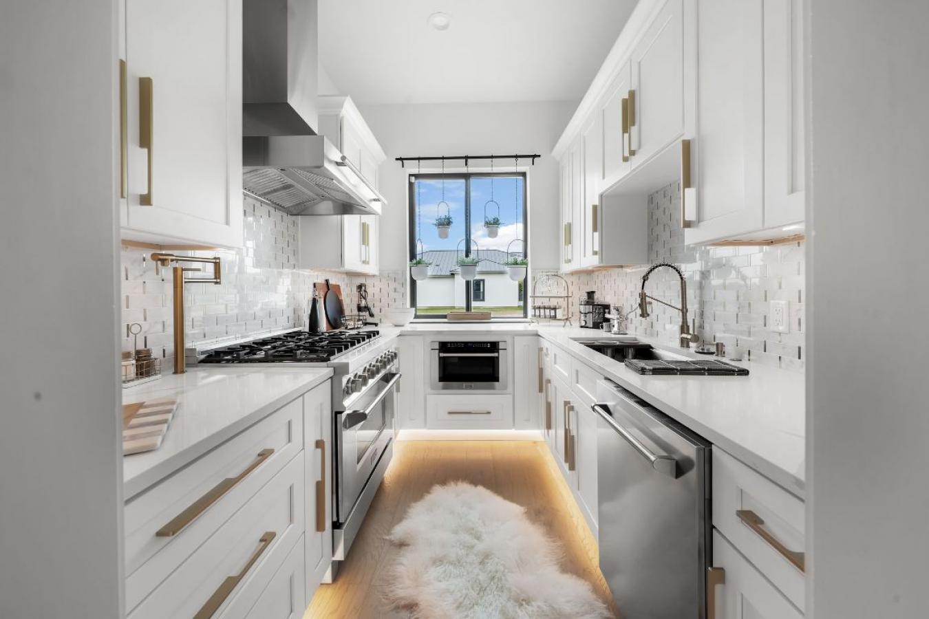 Kingsland, Texas, 78639, United States, 5 Bedrooms Bedrooms, ,5 BathroomsBathrooms,Residential,For Sale,1892332