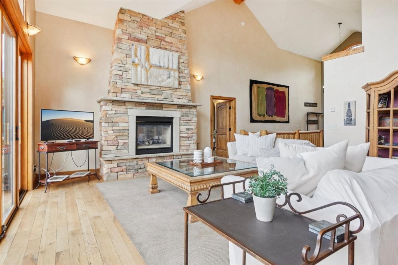 Silverthorne, Colorado, 80498, United States, 4 Bedrooms Bedrooms, ,2 BathroomsBathrooms,Residential,For Sale,1893162